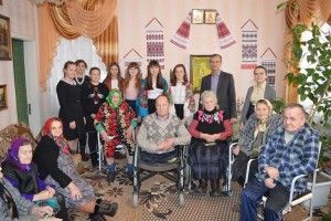 Учні Дубівської школи завітали до стареньких і одиноких