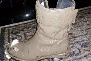 Лучанка ледве не втопилася у калюжі на рідній вулиці