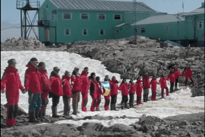 Українці створили ланцюг єдності за 15 тисяч кілометрів від дому (Відео)