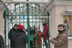 Українські храми рятували протестувальників від беркутівців, а в Росії церкви штовхають людей в руки ОМОНу