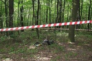 Жах: у лісі знайшли труп працівника поліції