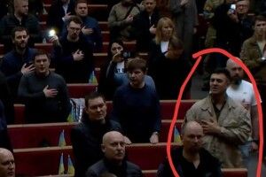Забув, де серце: Тищенко осоромився в Раді під час виконання гімну (Фото)