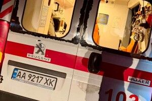 Ховалися під автівкою під час вибухів: поранений парамедик у Києві продовжив рятувати людей