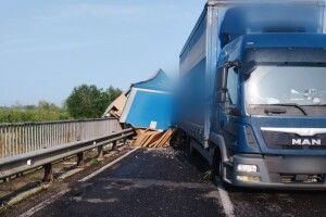 На Волині вантажівка в'їхала у відбійник