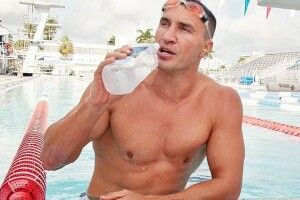 Кличка в Іспанії врятували з палаючої яхти