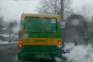 У Луцьку камери зафіксували, як водій маршрутки порушує правила (Відео)