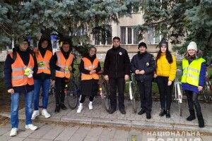 У Старій Вижівці поліцейські та молодь разом роздавали світловідбивачі