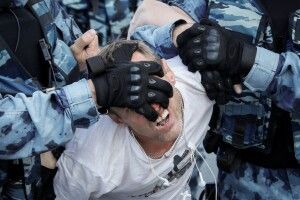 «Рано чи пізно ваш картковий будинок посиплеться». Український посол звернувся до Суркова 