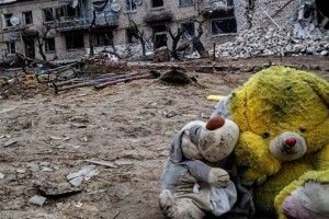 На росії дитяча омбудсменка «всиновила» викрадену з Маріуполя українську дитину