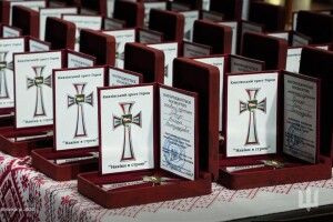 Матері загиблого на війні волинянина вручили Князівський хрест Героя «Навіки в строю»