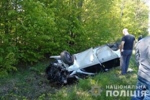 Автомобіль на швидкості вилетів з траси: загинула 10-річна дівчинка