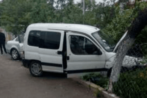 У Рівному дві автівки з людьми влетіли у паркан (Фото)