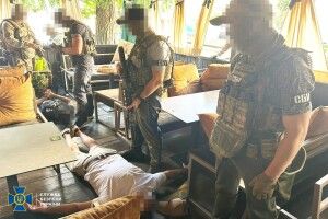 Затримано «екссмотрящого» за Оленівською колонією: банда тероризувала бізнес у п’яти регіонах