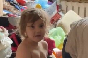 «Харчувалися вбитими собаками»: діти жили у заваленій сміттям квартирі (Відео)