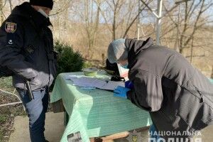 Чоловік зіштовхнув дружину з ґанку й залишив помирати (Фото)