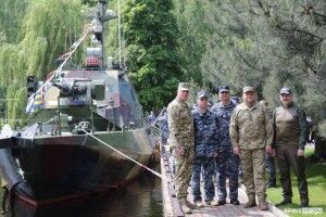 Сім футів під кілем! Порошенко привітав всіх, хто під час великої війни долучився до будівництва бронекатера «Буча»