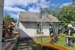 На Волині горіли літня кухня та господарська будівля