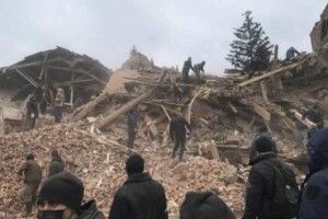В Охтирці після ворожого обстрілу багато жертв, тіла витягають з-під завалів