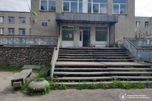 Керівник лікарні на Закарпатті втік за кордон, залишивши заклад без грошей, а пацієнтів – без ліків