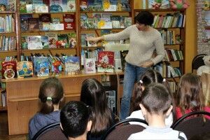 «Нумо, книги, станьте в ряд. Разом ви – книжковий сад!»: у Луцьку третьокласники гімназії №4 влаштували бібліо-парад (фото)