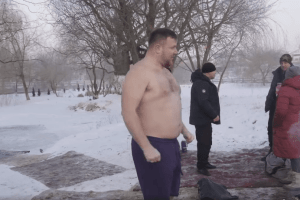 Мер волинського міста скупався в ополонці (Фото)