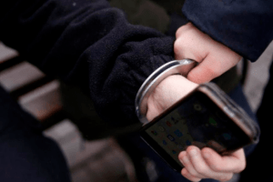 У волинянина посеред вулиці видерли телефон