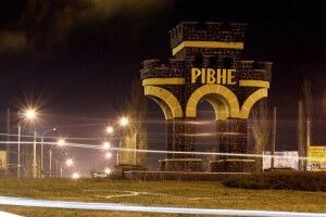 На спідвеї у Рівному серед глядачів розіграють авто