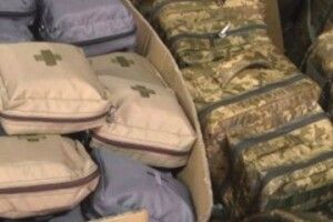 Луцькі волонтери складають аптечки за зразком НАТО (Відео)