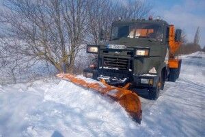 Показали, як сьогодні на Рівненщині боролися зі снігом (Фото)