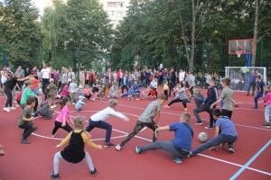 У дворі будинку в Луцьку відкрили мультифункціональний спортмайданчик (Фото)