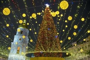 «Гидко дивитись»: головну ялинку країни «закидали» сміттям після Нового року (Фото)