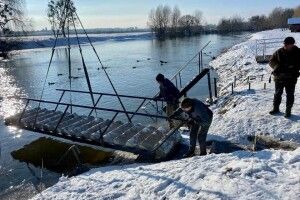 Для луцьких моржів встановили нові спуски (Фото)