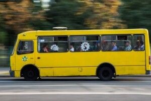 Проїзд лише з довідкою: школярку вигнали з громадського транспорту
