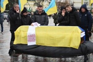 У Рівному попрощались із загиблим на фронті батьком двох дітей (Фото)