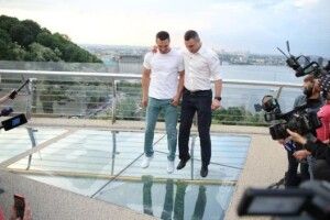 Міст Кличка у Києві не протримався і дня