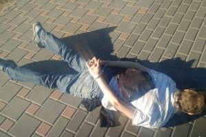 Грабіжник серед вулиці зірвав із жінки золоті сережки