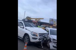 У Луцьку – знову ДТП: позашляховик Mersedes протаранив Opel (Відео)