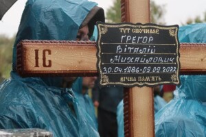 Загинули з різницею у три дні: на Закарпатті батько поховав одразу двох синів-військових (Фото)