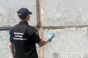 У Луцьку поліцейські замалювали написи із рекламою наркотиків