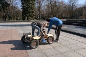 Волинянин розробив мобільну платформу для евакуації поранених з поля бою