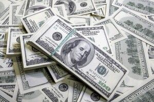 Українські банки готуються змінювати курс долара: скільки коштуватиме з понеділка