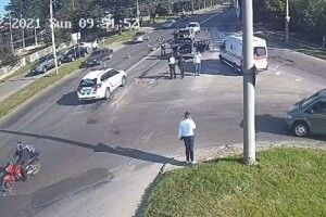 У Луцьку на перехресті сталася потрійна ДТП: момент потрапив на камеру (Відео)