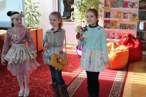 У Луцьку читачі бібліотеки влаштували фотосесію «Мама рідна не впізнає» (фото)
