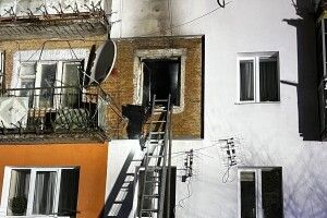 У місті на Рівненщині з охопленого вогнем багатоквартирного будинку рятувальники винесли по драбині 3 людини 