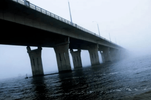 У районі Антонівського мосту лунали вибухи, видно пожежу