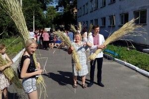 Майстрів на «Житньому полі» зустрічали, як на весіллі, перепоєм (Відео)