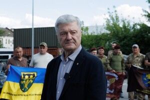 Попри санкції Порошенко передав чергову партію техніки підрозділам Сил оборони