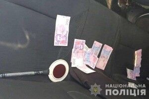 П’яний мотоцикліст на Рівненщині висипав поліцейським усі гроші