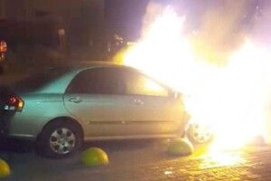 Суд заарештував підозрюваного в підпалі автівки «Схем», але не назвав його ім'я