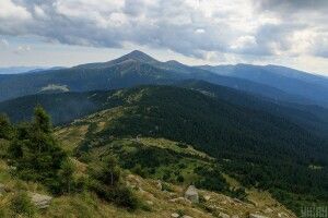 На вершині Говерли 0,5 літрів питної води коштує 100 гривень: туристи спантеличені стихійним ринком та купами сміття (Фото)